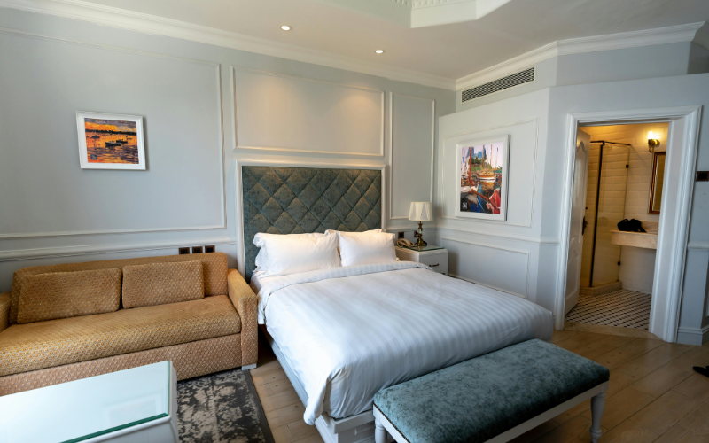 Top 15+ mẫu phòng ngủ khách sạn 5 sao đẹp nhất 2026 1 Mẫu nội thất phòng đơn khách sạn 5 sao